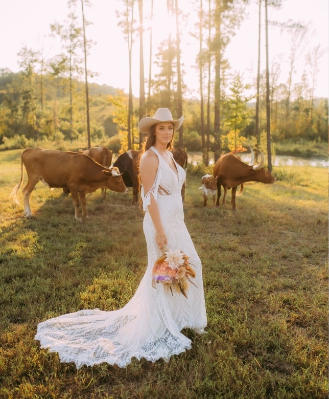 Photo of the real bride posing near the horses