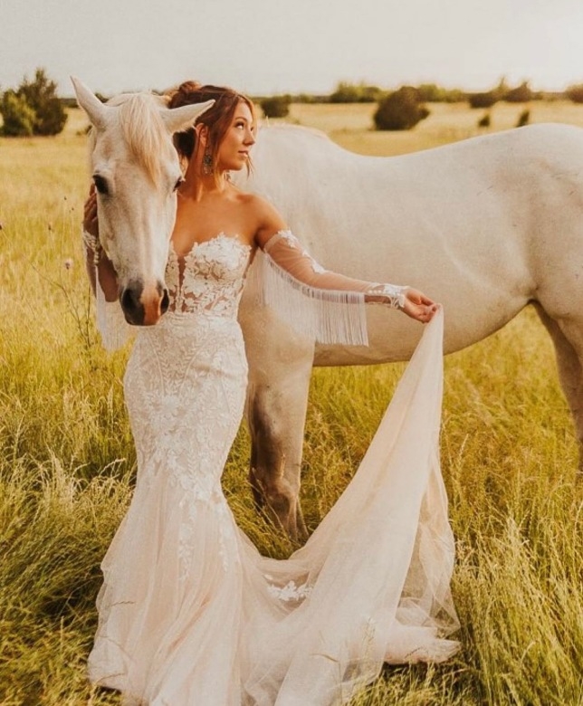 Photo of the real bride near the white horse